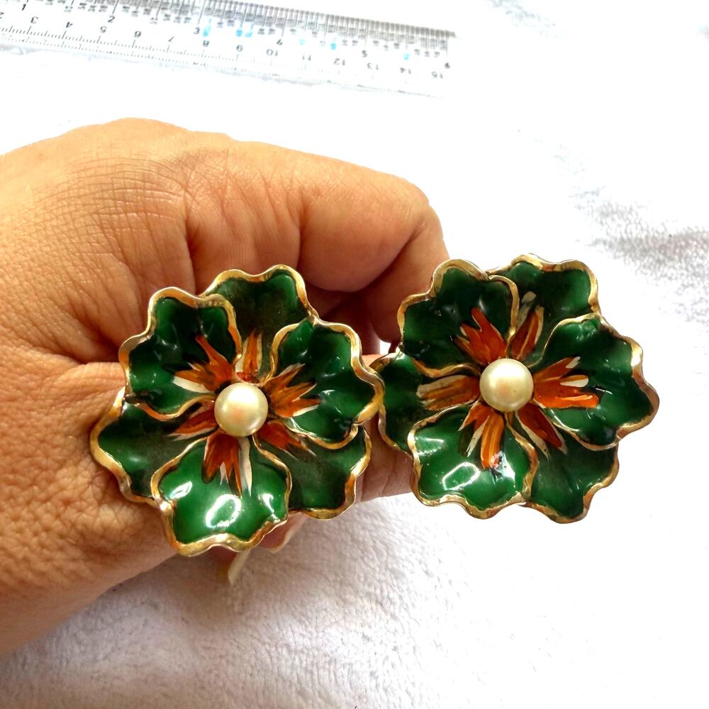 Vintage Coro Flower Enamel Clip On Earrings Green Faux Pearl Gold Tone 60s Retro - Picture 6 of 7